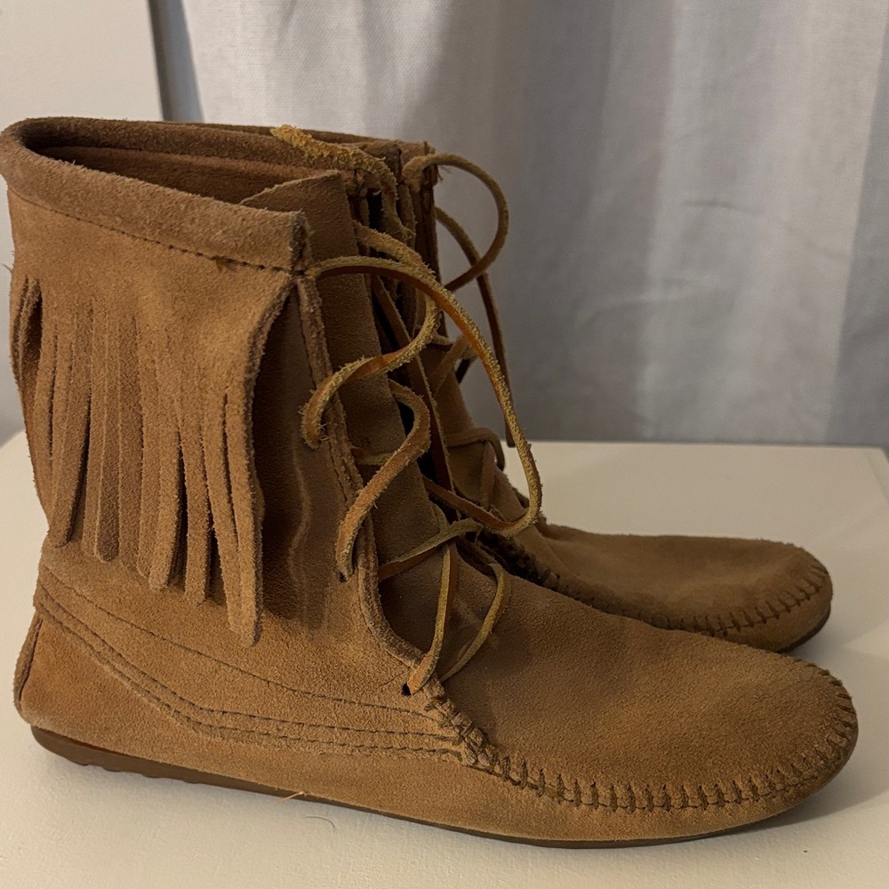 Minnetonka Tan Suede Fringe Moccasins